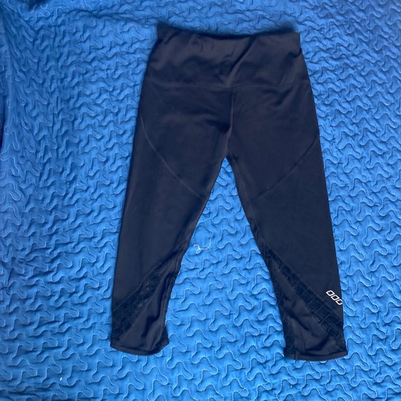 Lorna Jane small black fitness Capri leggings with mesh lace on bottom - Picture 2 of 10